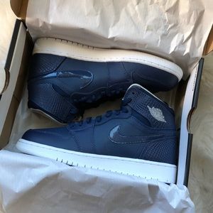 Air Jordan 1 Retro High in Navy